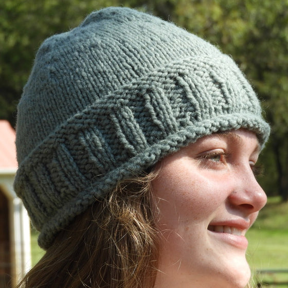 rib & roll hat in Montadale woolen spun yarn - Solitude Wool